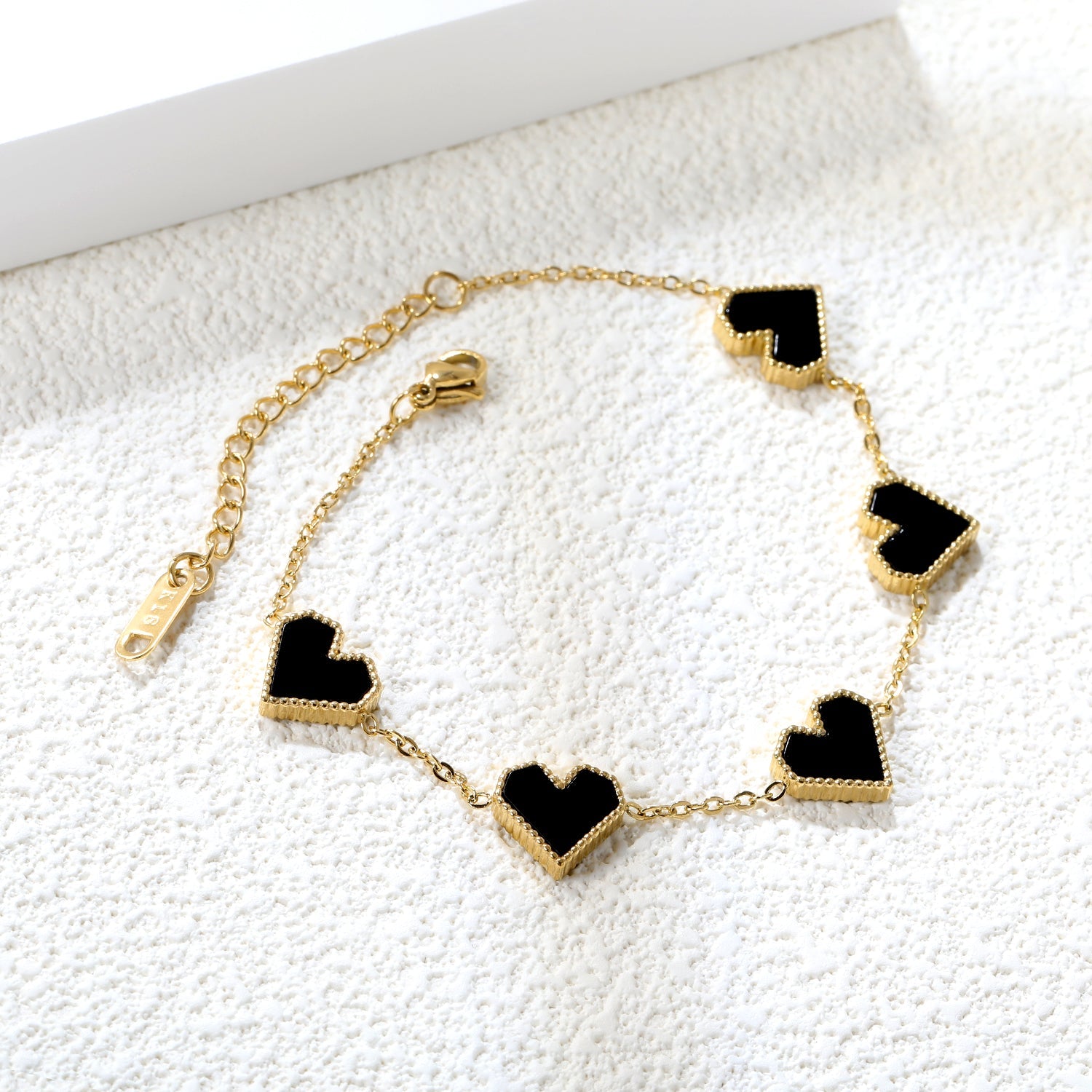 Hartvormige armband van acryl en schelp