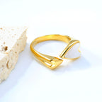 Hartvormige ring met witte schelpinleg