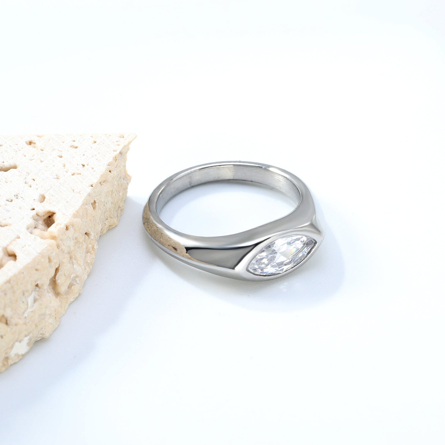 Witte zirkonia inlegring