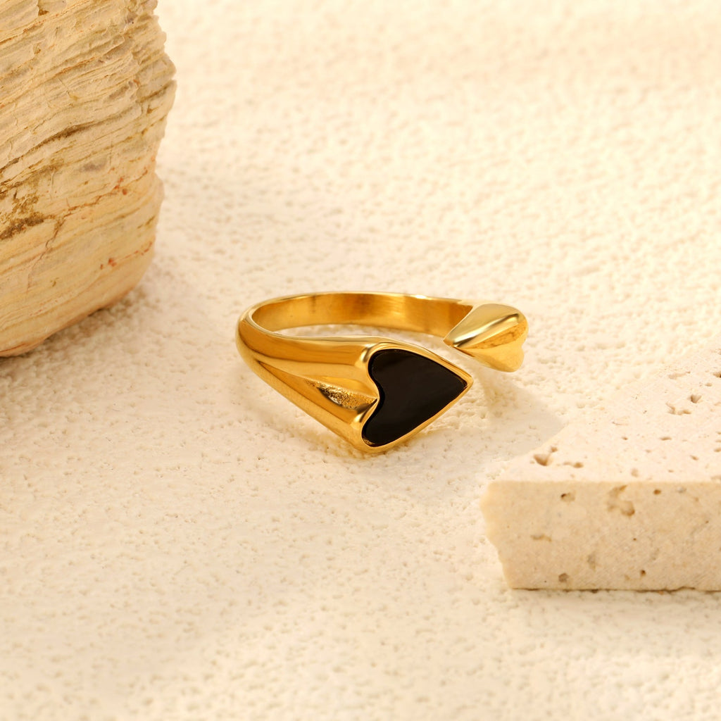 Hartvormige ring met witte schelpinleg