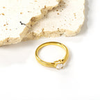 Minimalistische bandring met witte ronde diamanten