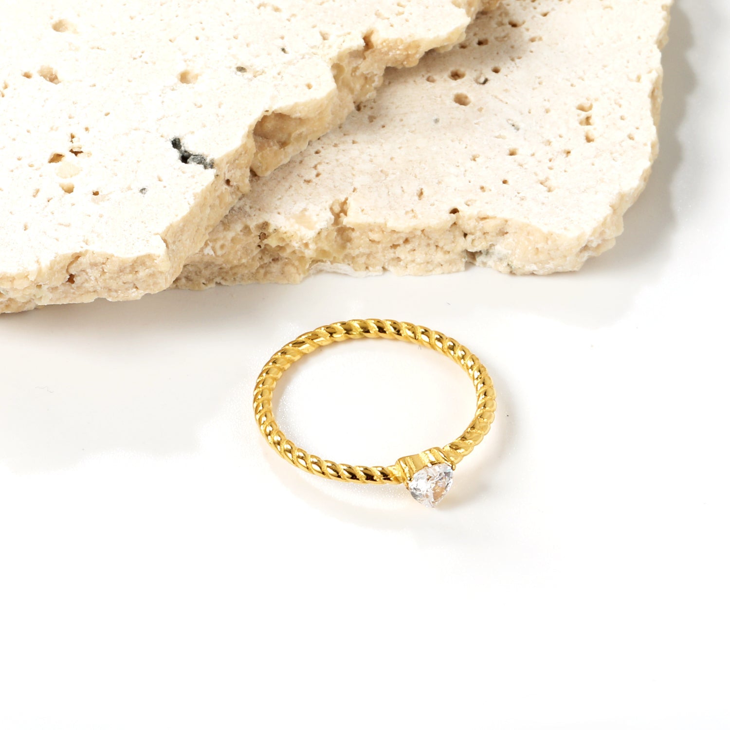 Witte driehoekige diamant twist band ring