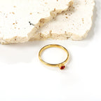 Minimalistische bandring met rode diamanten