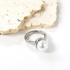 Minimalistische bandring met grote witte parels