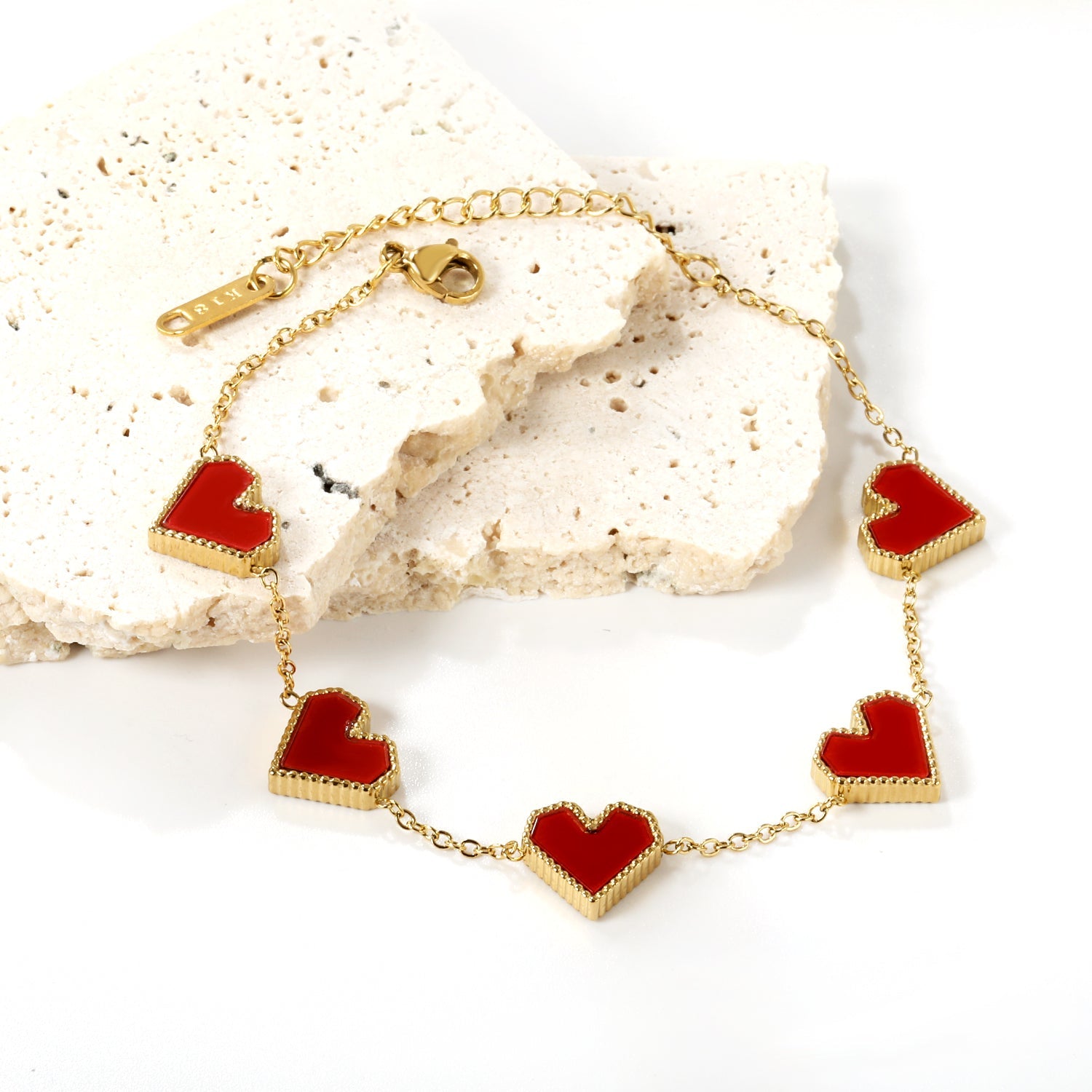 Hartvormige armband van acryl en schelp