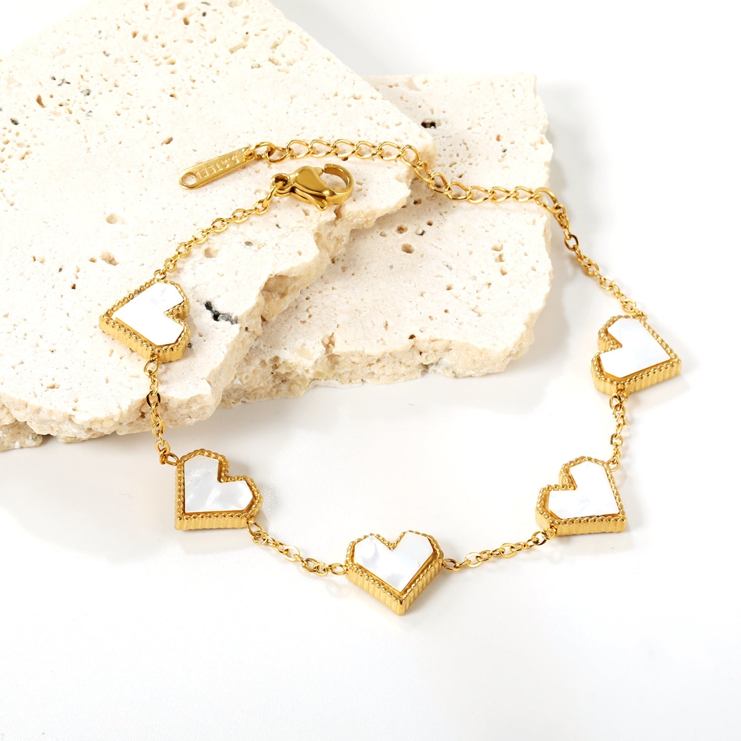 Hartvormige armband van acryl en schelp