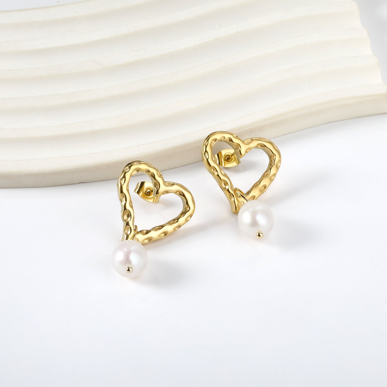 Hartvormige oorbellen met witte parels