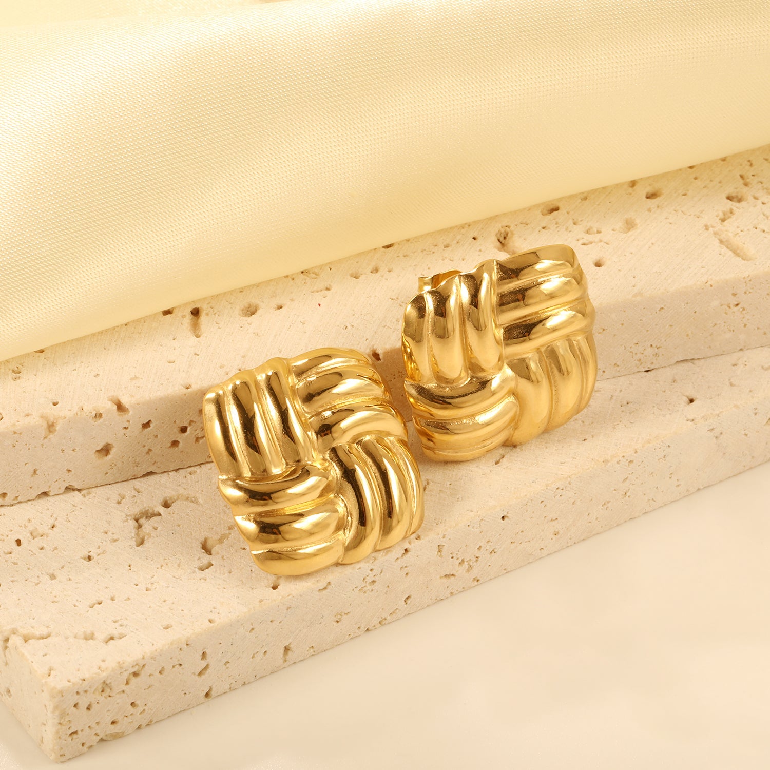 Vierkante gebreide oorbellen