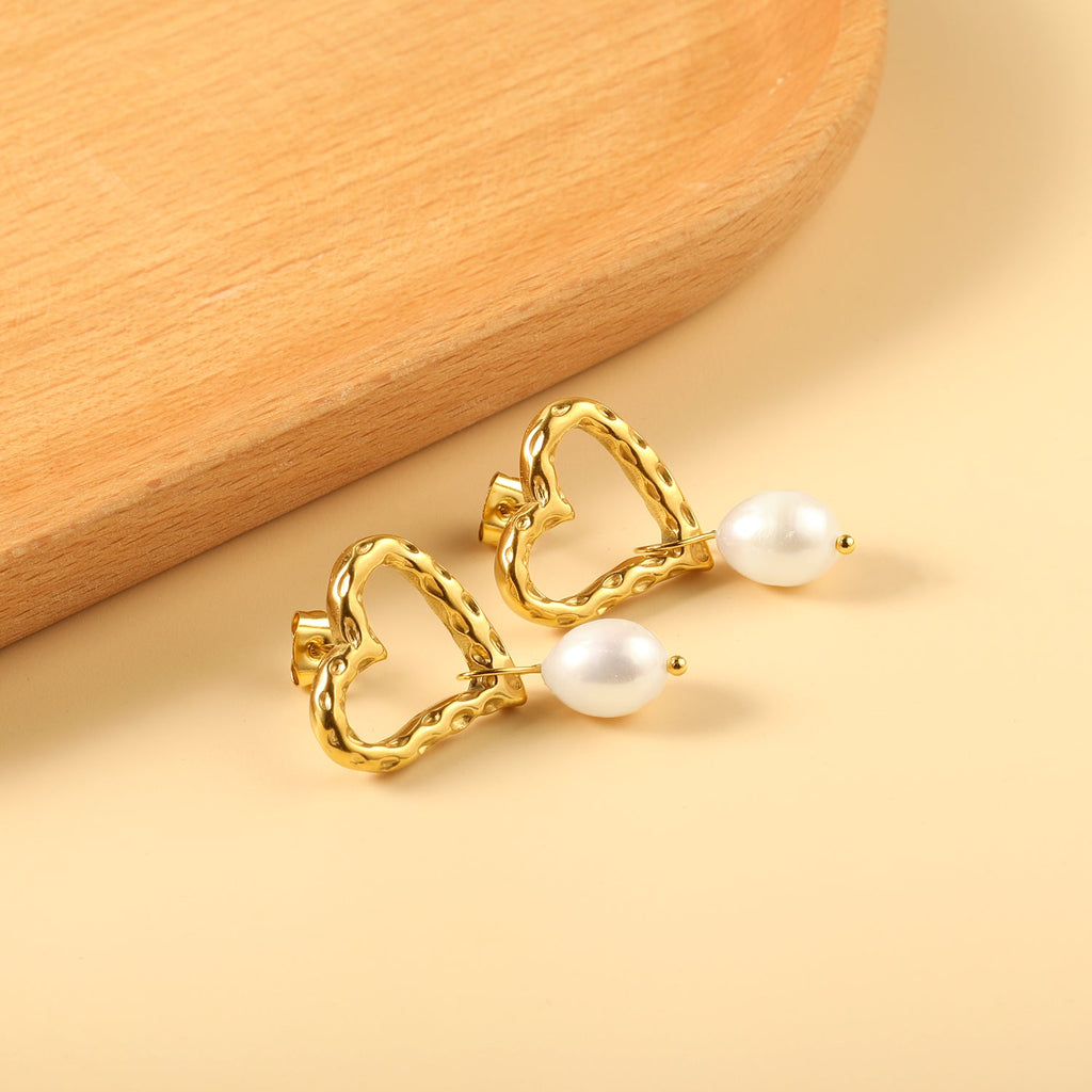 Hartvormige oorbellen met witte parels