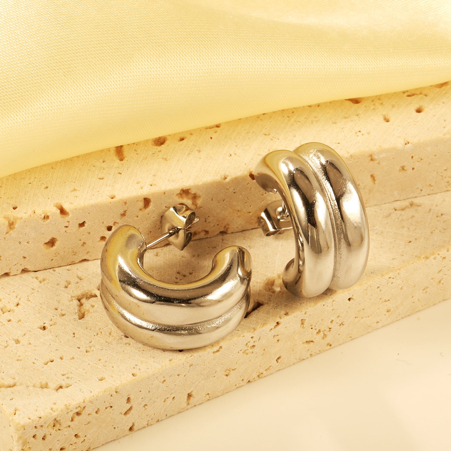 Dubbele C-vormige hoepeloorbellen