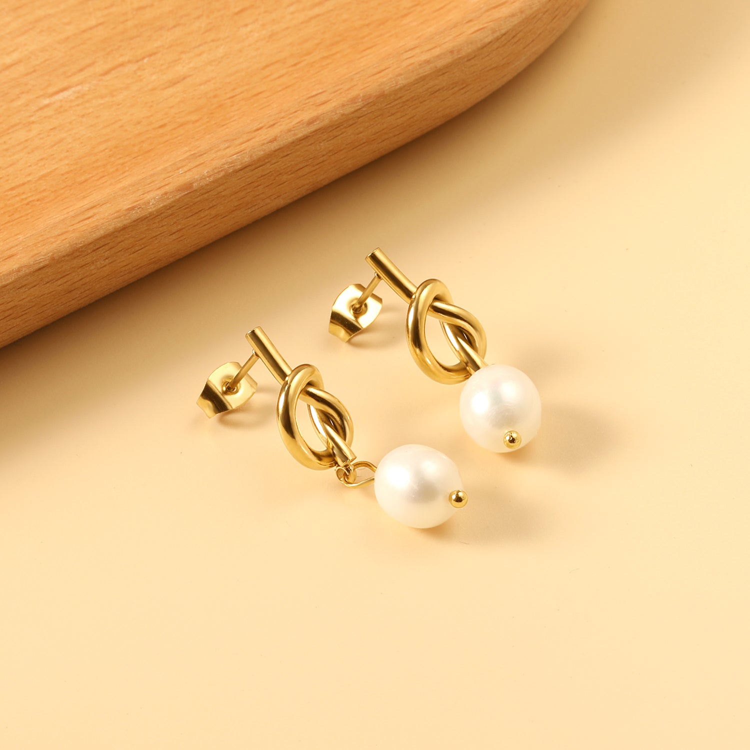 Touwknoop met witte parels oorbellen