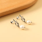 Touwknoop met witte parels oorbellen