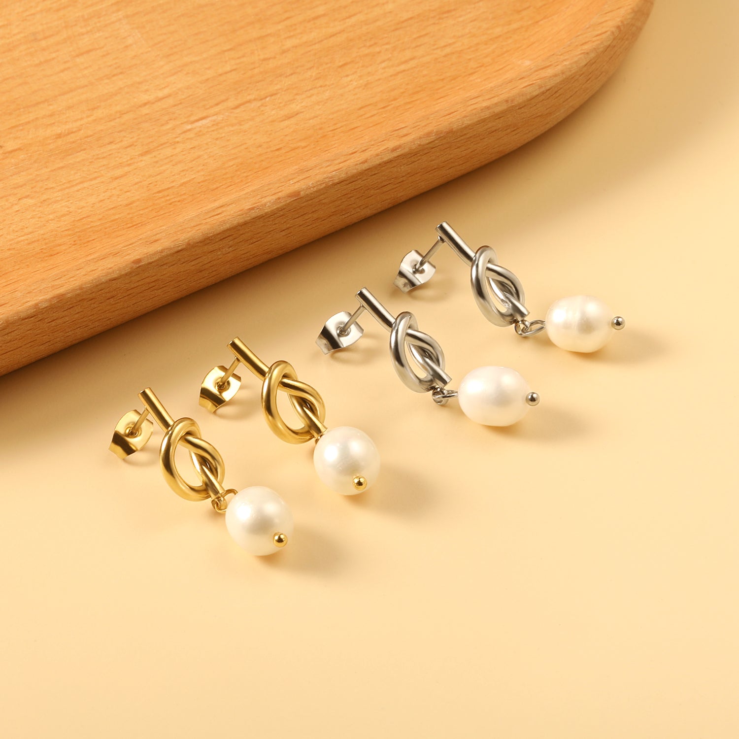 Touwknoop met witte parels oorbellen