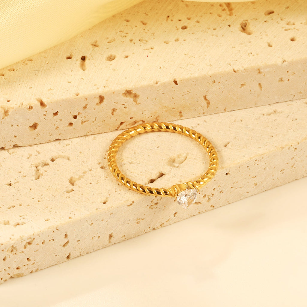 Witte driehoekige diamant twist band ring