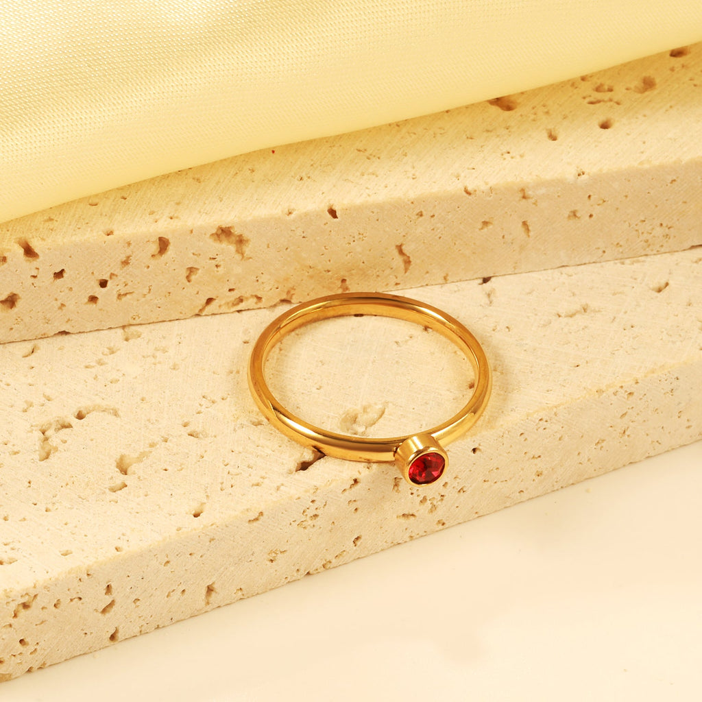 Minimalistische bandring met rode diamanten