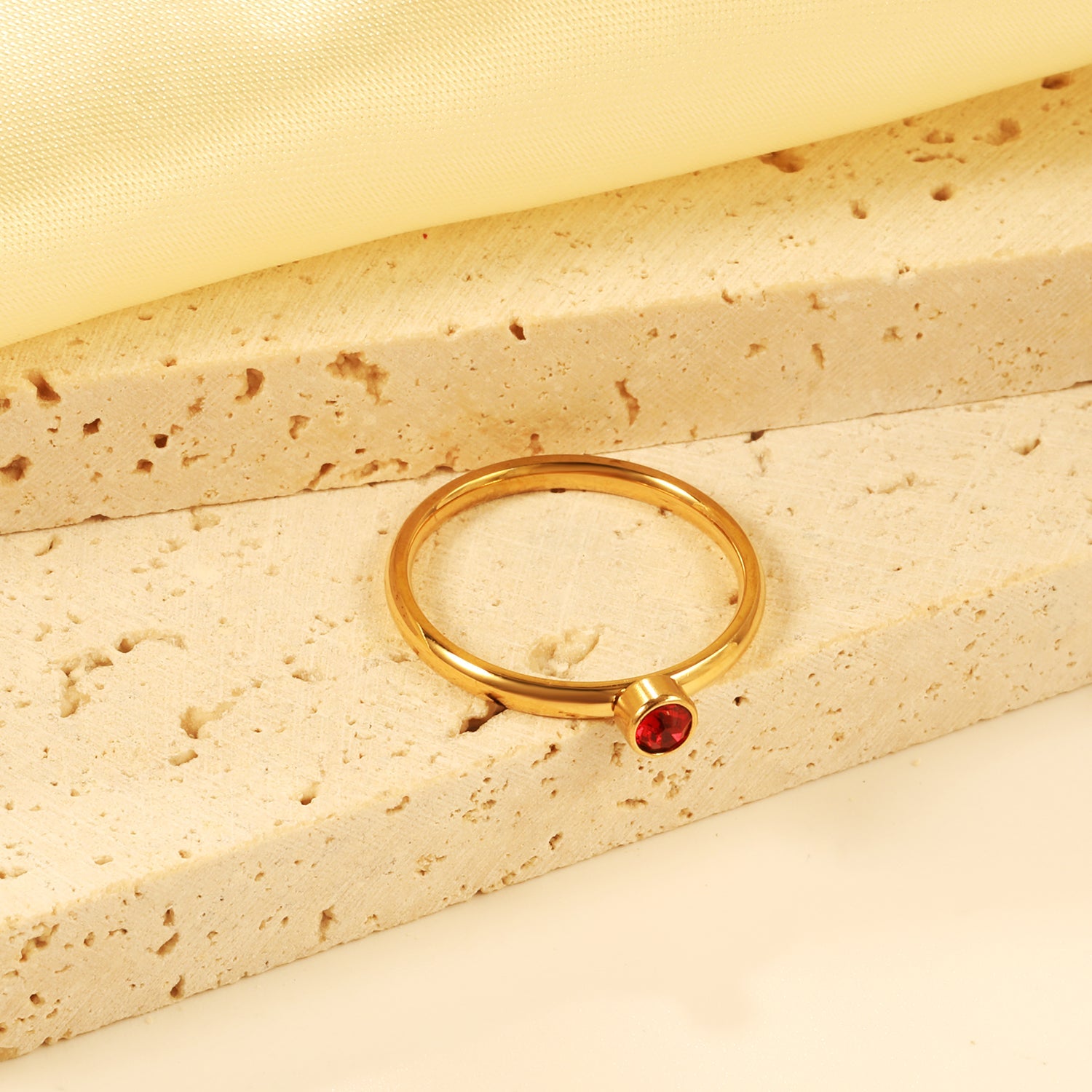 Minimalistische bandring met rode diamanten