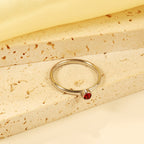 Minimalistische bandring met rode diamanten