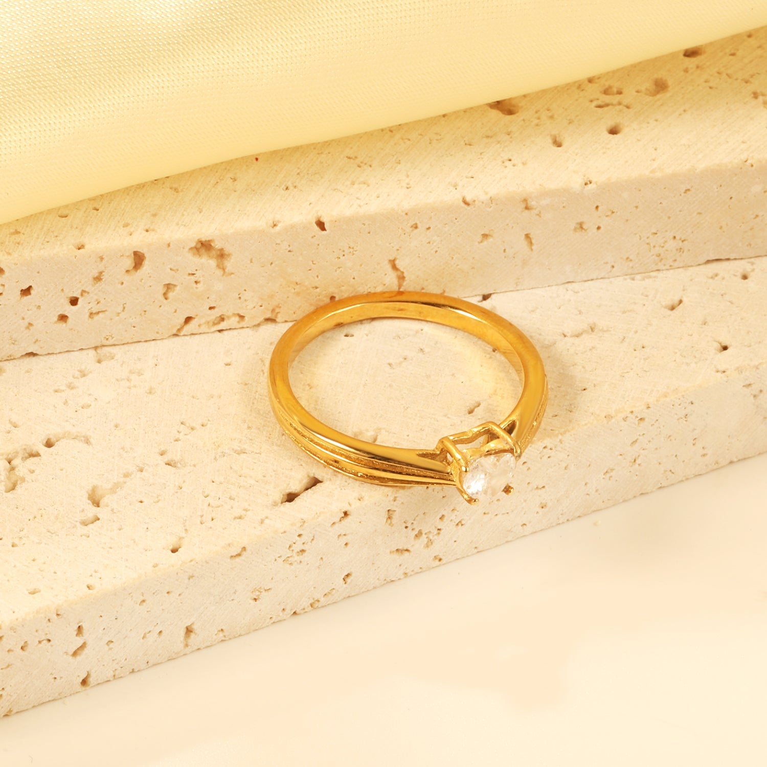 Minimalistische bandring met witte ronde diamanten