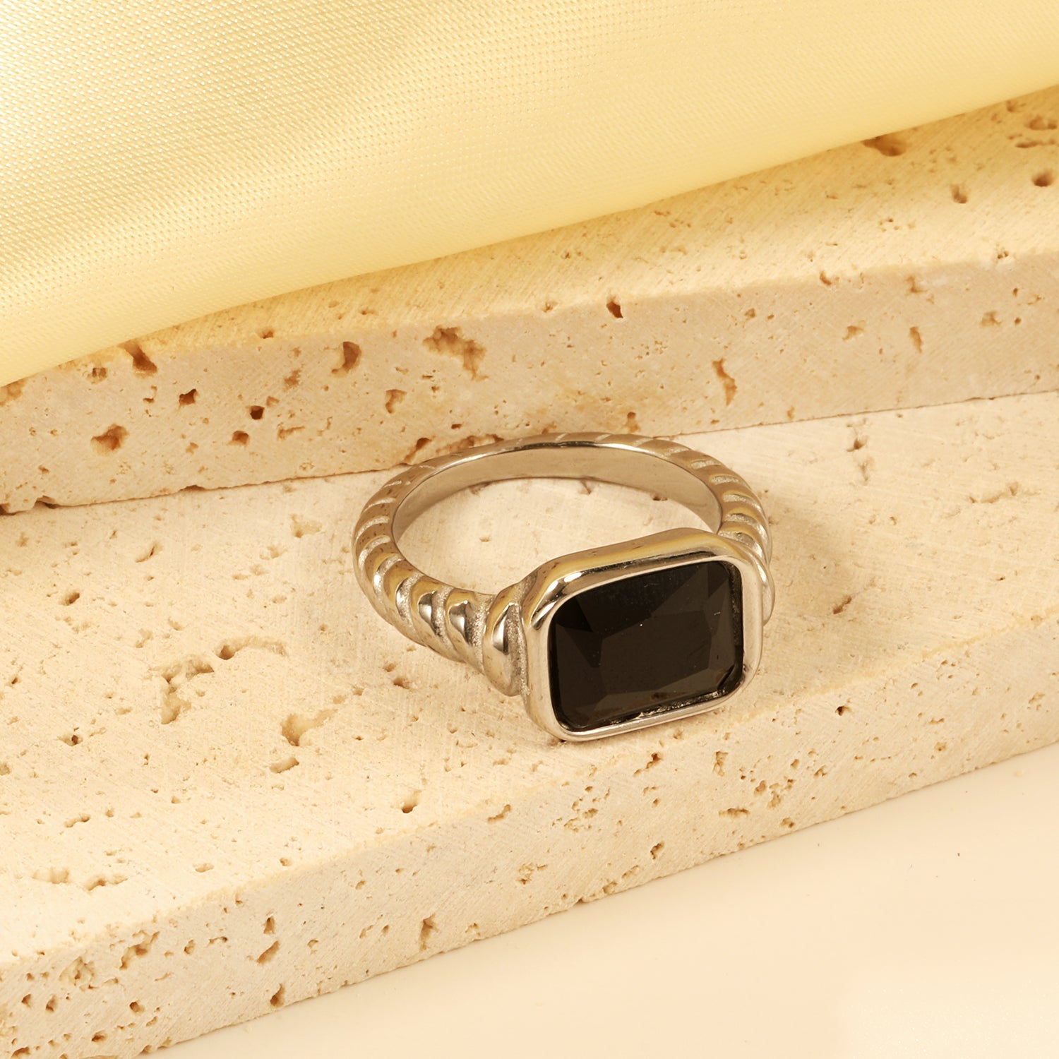 Oversized zwarte diamant ring met schroefdraad