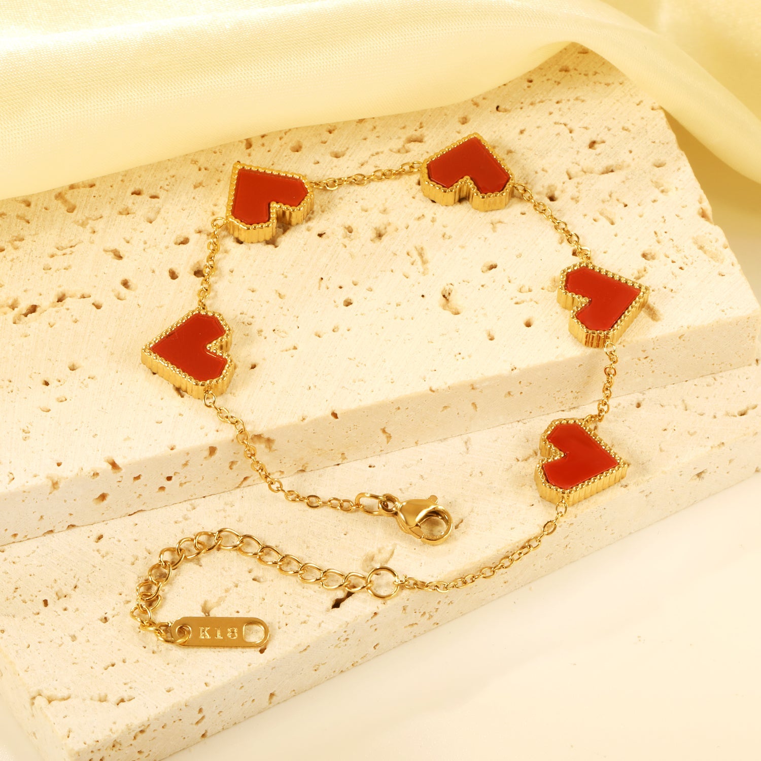 Hartvormige armband van acryl en schelp