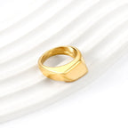 Gladde ring met onregelmatige vierkanten