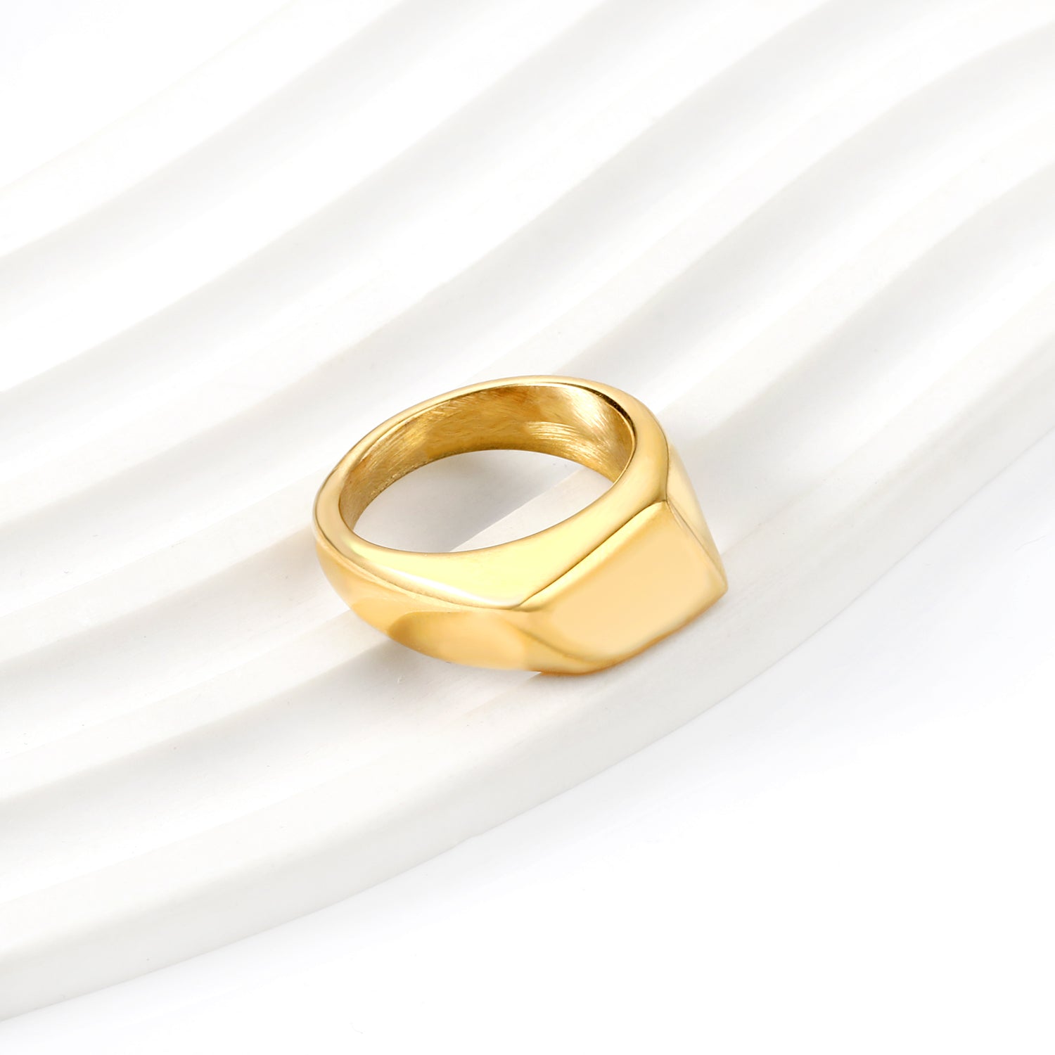 Gladde ring met onregelmatige vierkanten