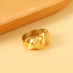 Bague large torsadée surdimensionnée martelée