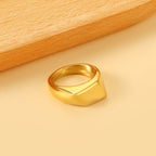 Gladde ring met onregelmatige vierkanten