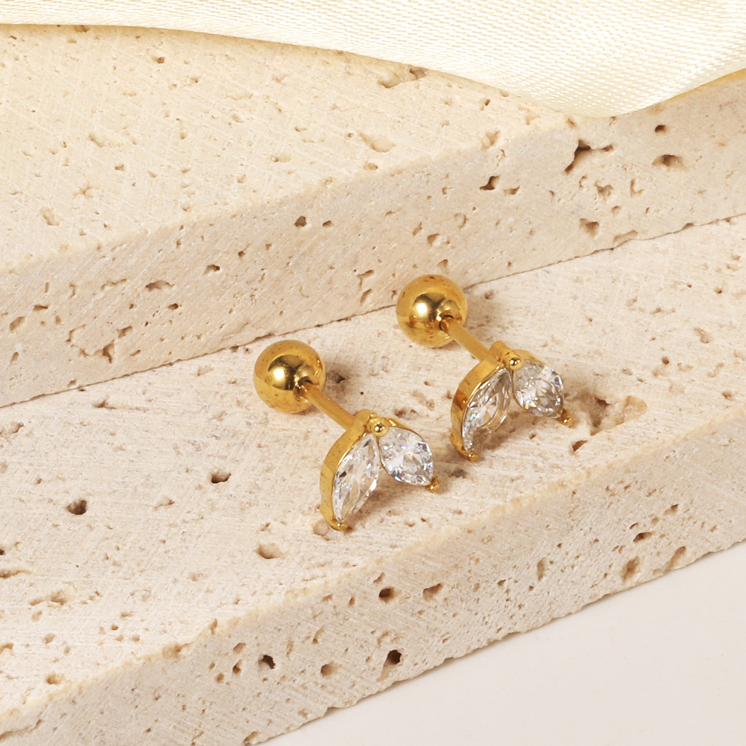 Stalen kogelschroefplug met witte zirkonia-knopoorbellen