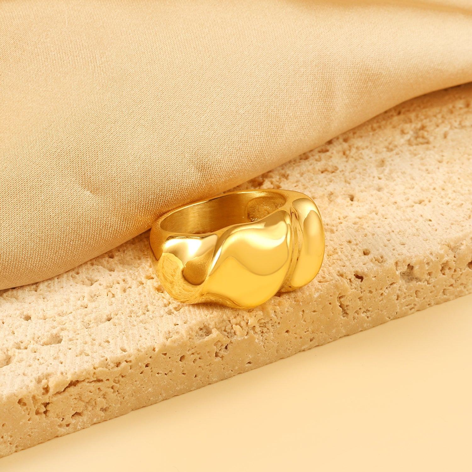 Gehamerde oversized twist brede ring