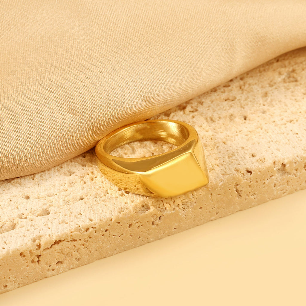 Gladde ring met onregelmatige vierkanten