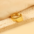 Gladde ring met onregelmatige vierkanten