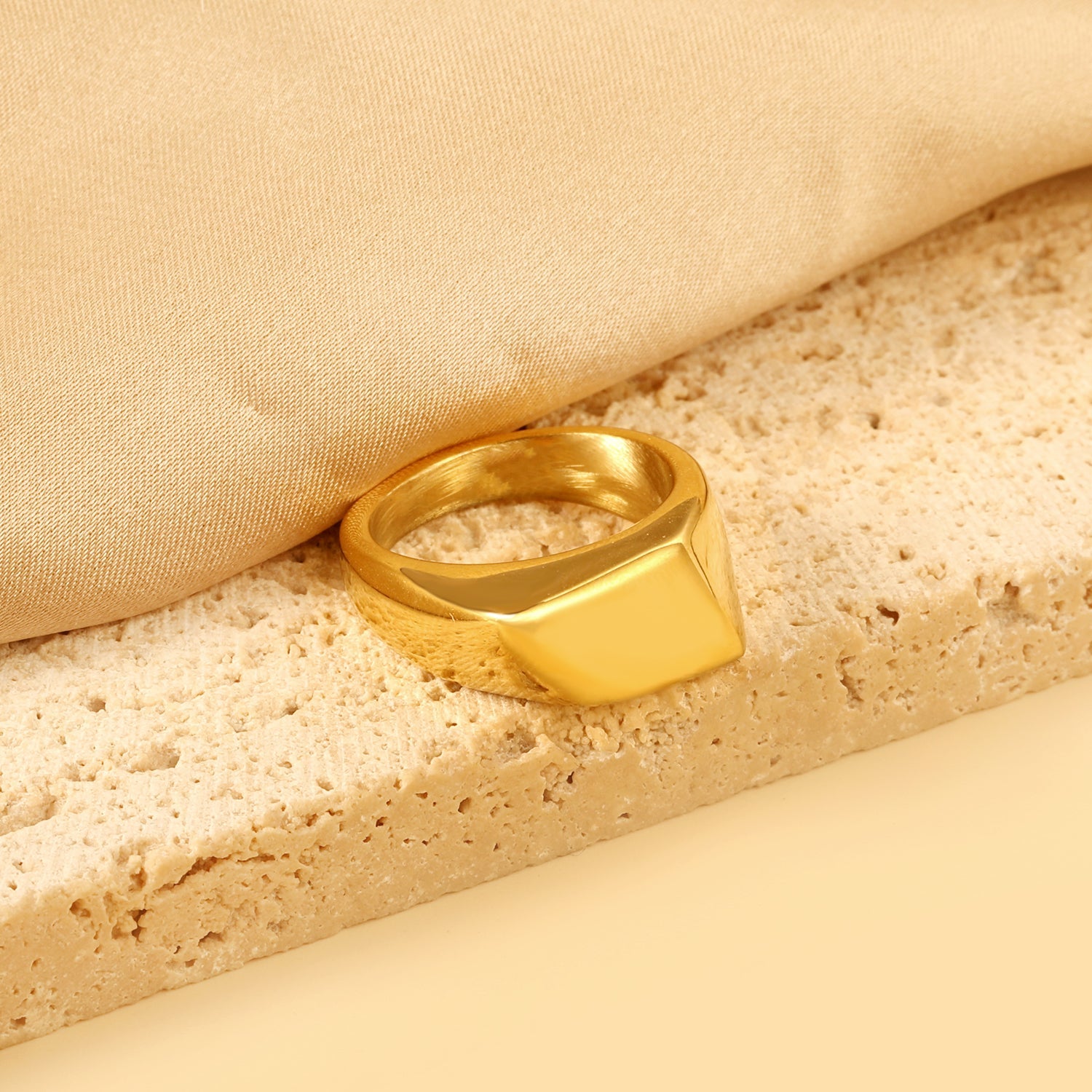 Gladde ring met onregelmatige vierkanten