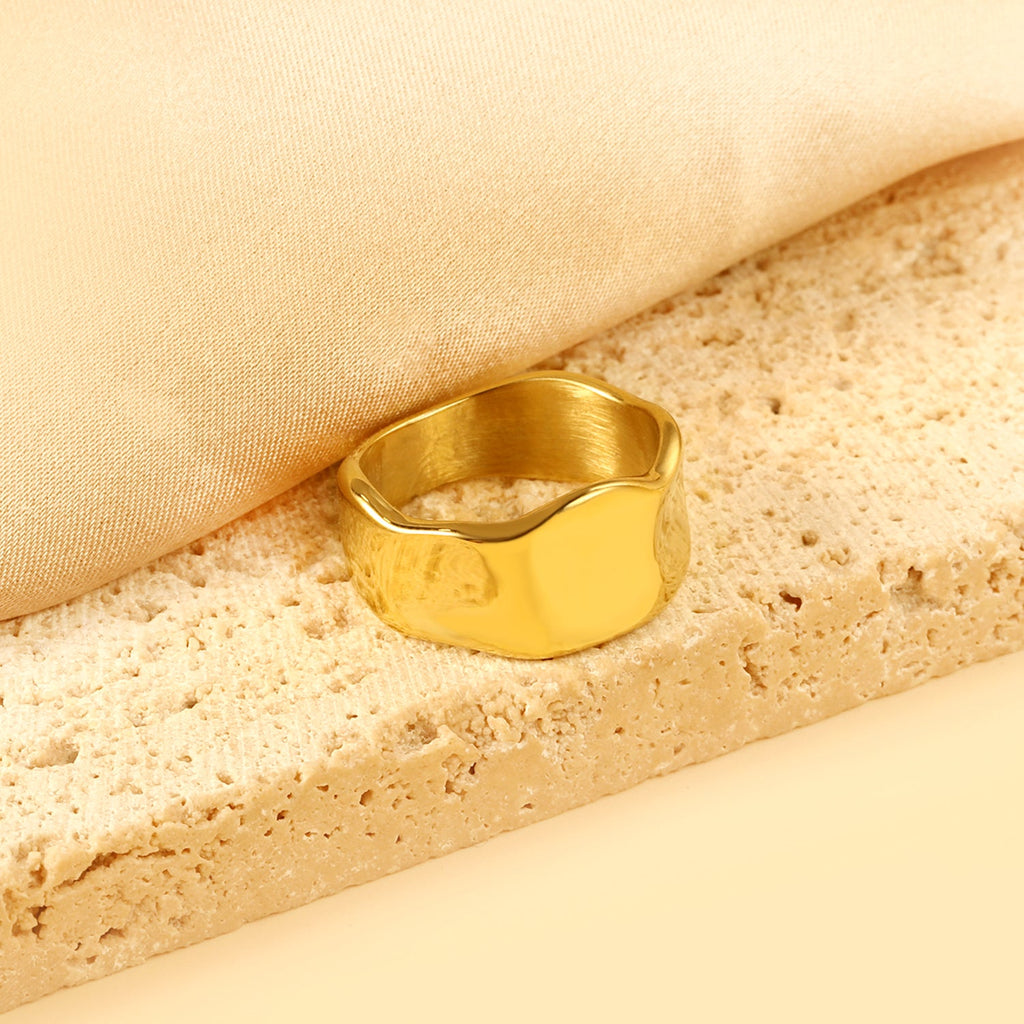 Bague incurvée surdimensionnée exagérée