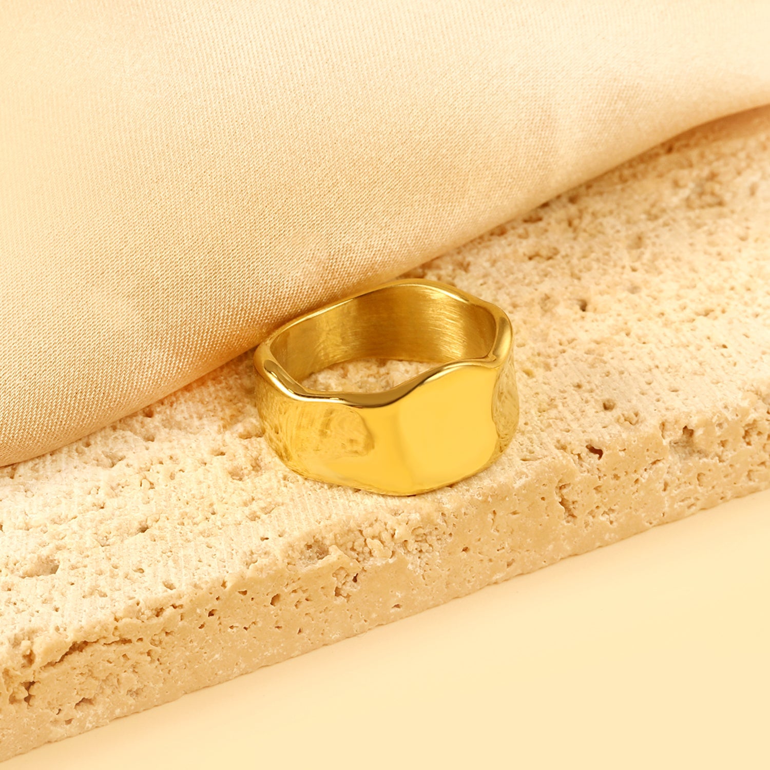 Overdreven oversized gebogen ring