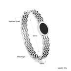 Geweven mesh-armband met zwarte ronde oliedruppels.