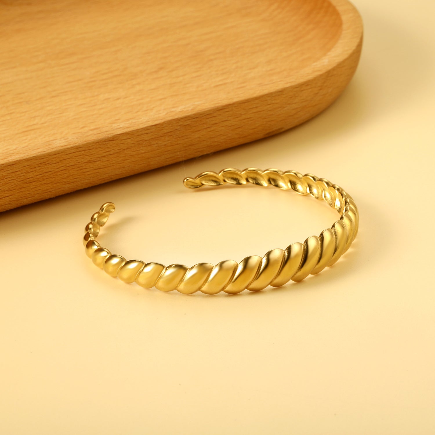 Open gedraaide patroonarmband