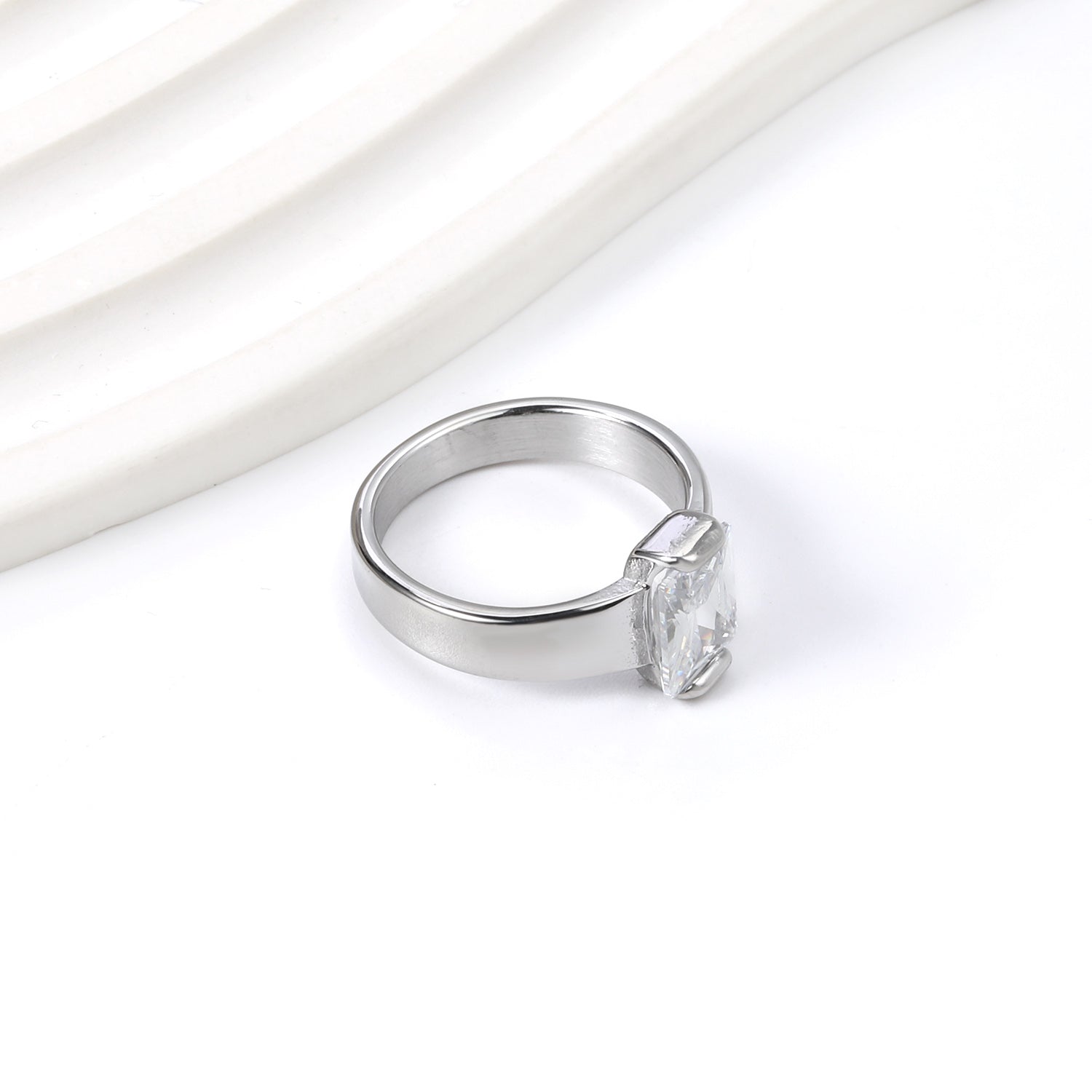 Vierkante solitaire ring met witte diamanten