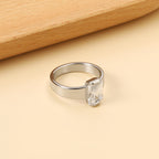 Vierkante solitaire ring met witte diamanten