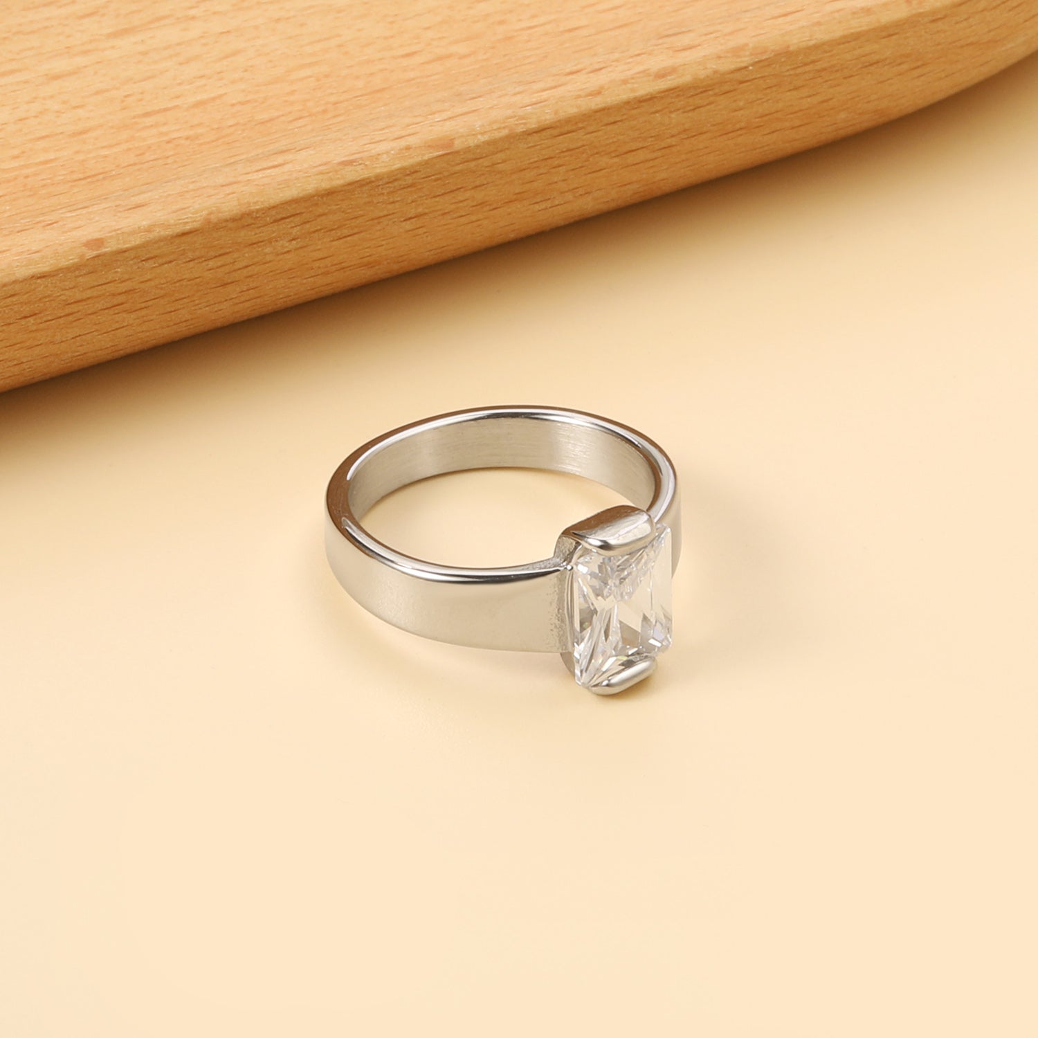 Vierkante solitaire ring met witte diamanten