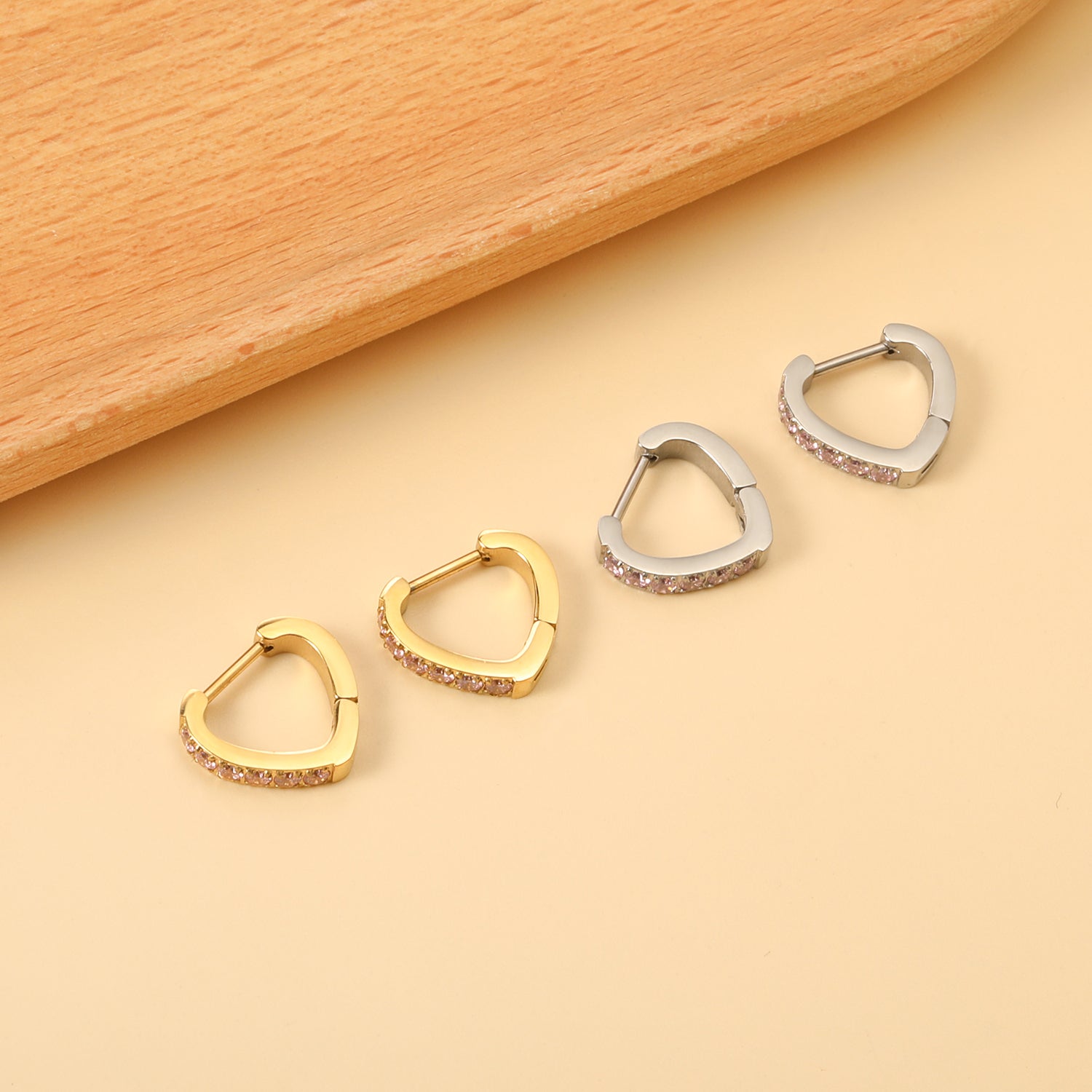 Hartvormige cirkelvormige oorclips met diamanten