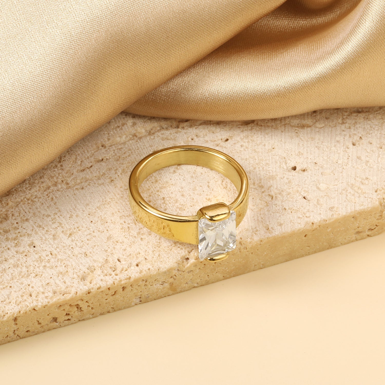 Vierkante solitaire ring met witte diamanten