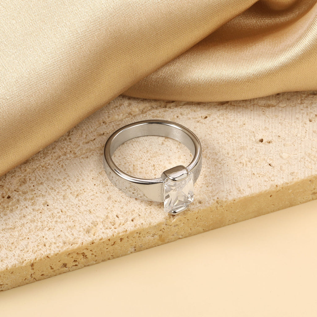 Vierkante solitaire ring met witte diamanten