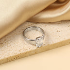 Vierkante solitaire ring met witte diamanten