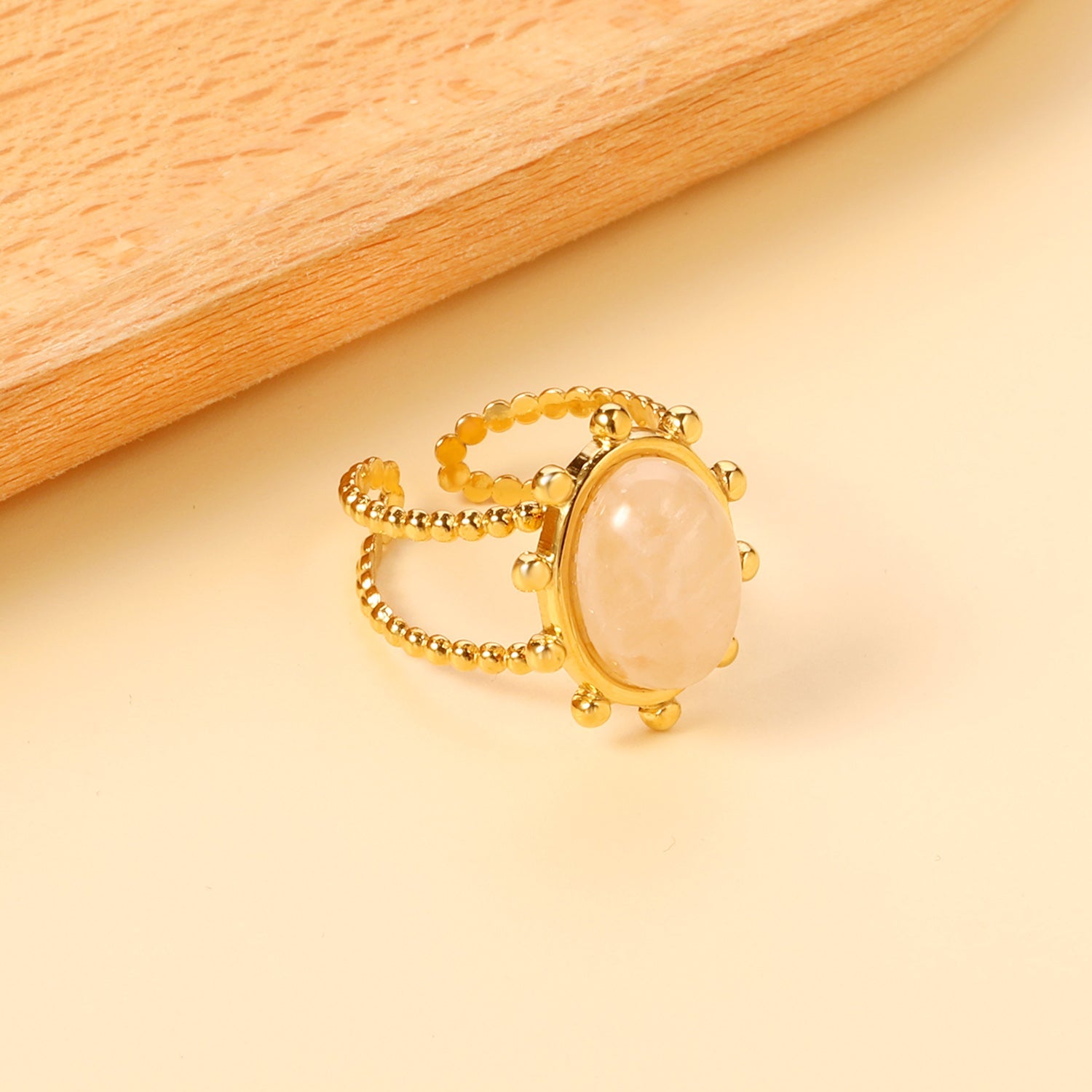 Enkele bandring met heldere, turquoise en anthofyllietstenen