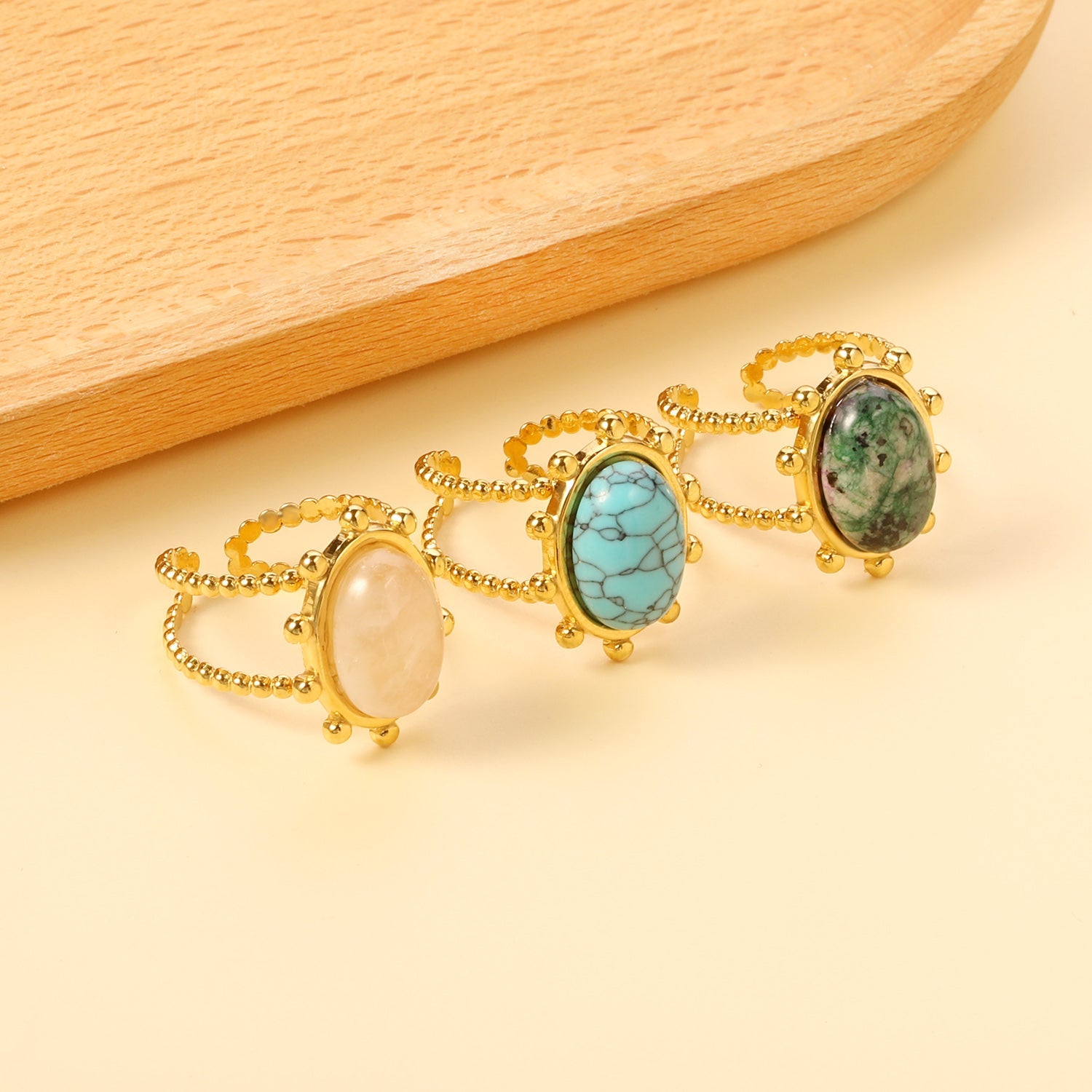 Enkele bandring met heldere, turquoise en anthofyllietstenen