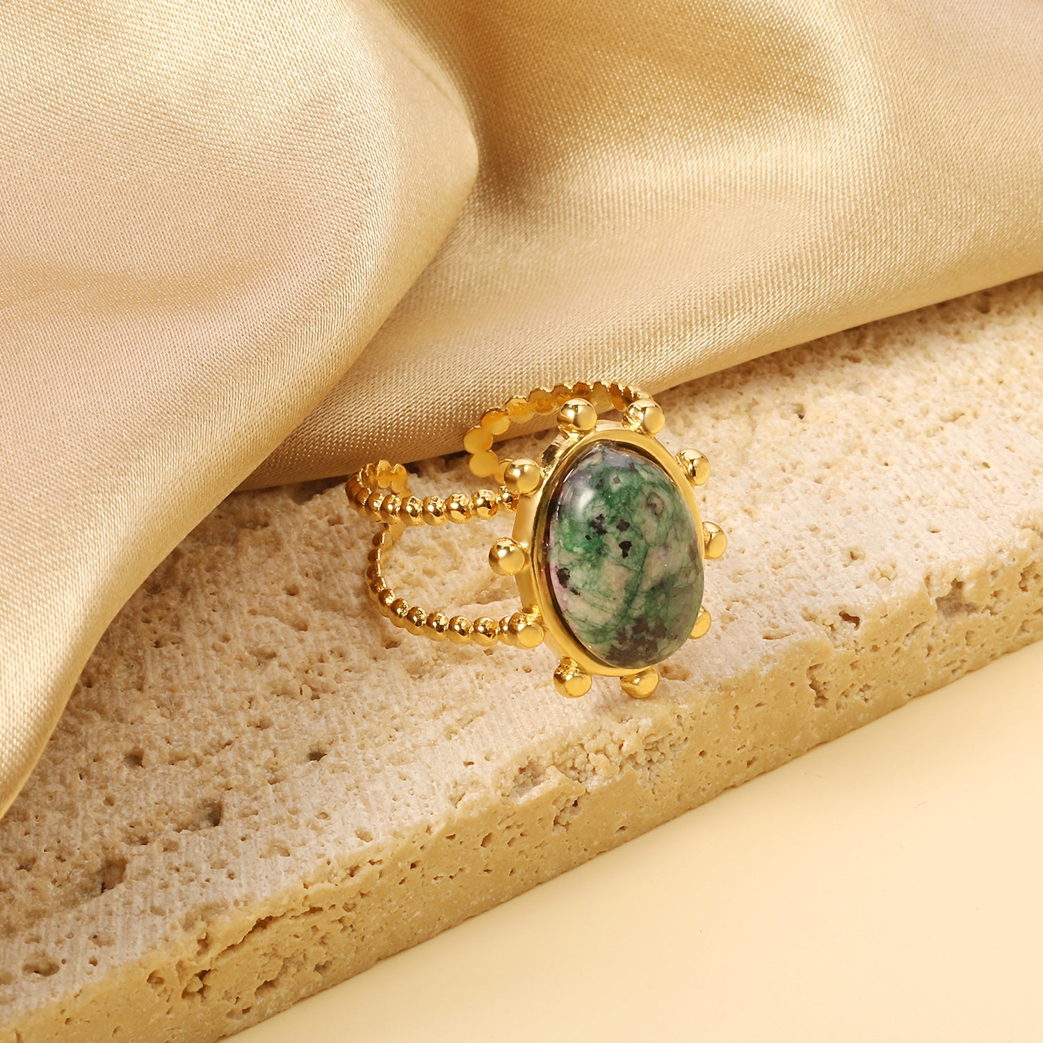 Enkele bandring met heldere, turquoise en anthofyllietstenen