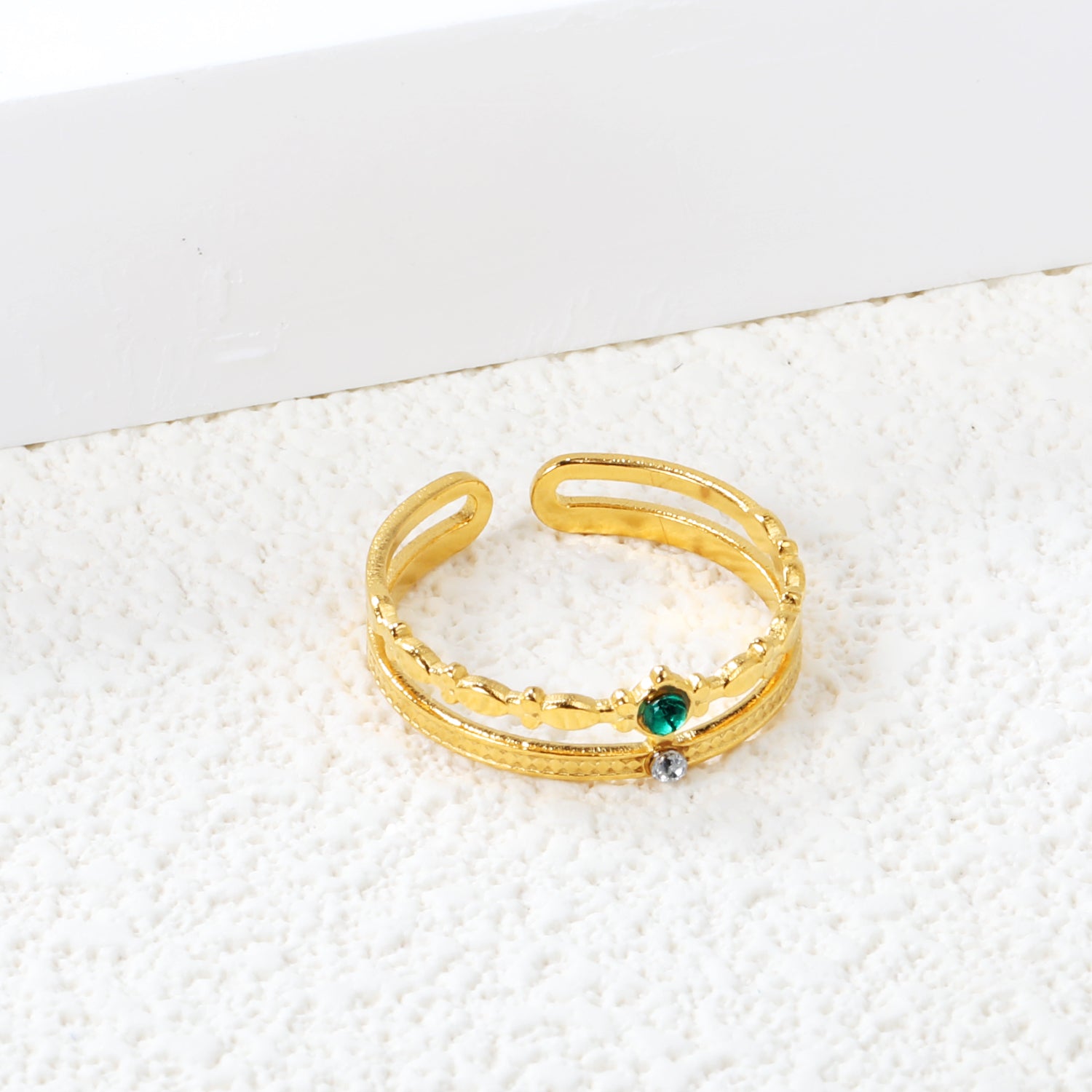 Open Center Wit &amp; Groene Diamanten Ring