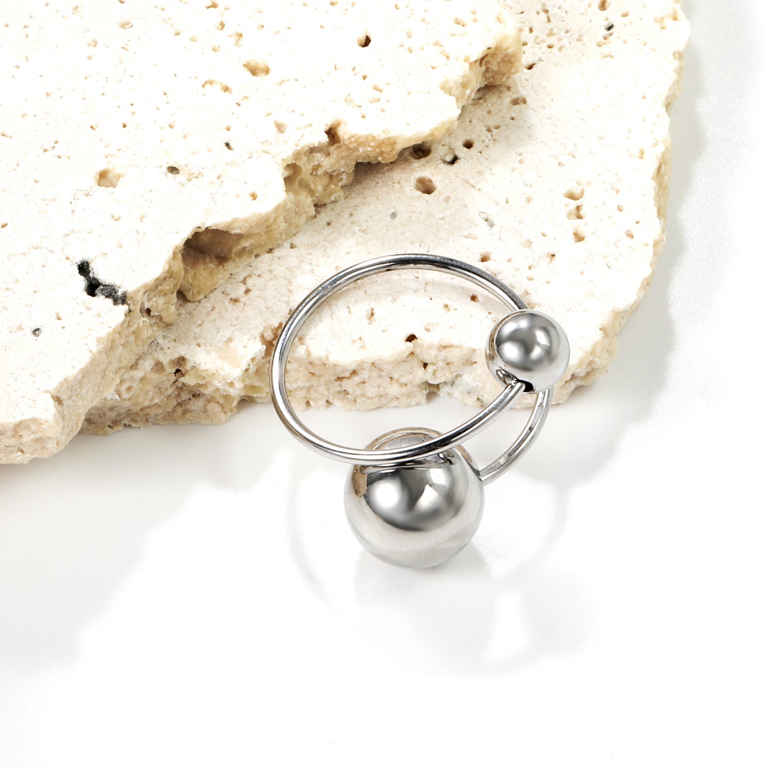 Grote en kleine bolvormige open roestvrijstalen ring