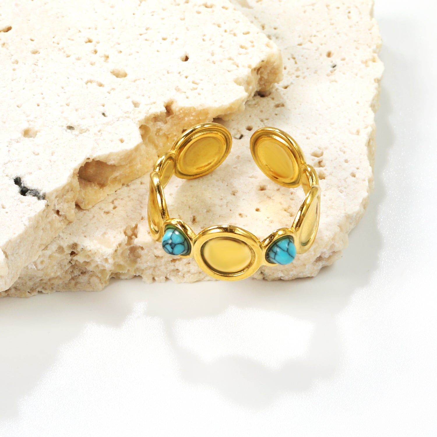 Ring met schijf en turquoise steen